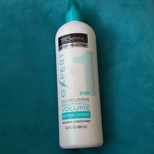 TRESemmé Beauty-Full Volume step 1 pre-wash Conditioner